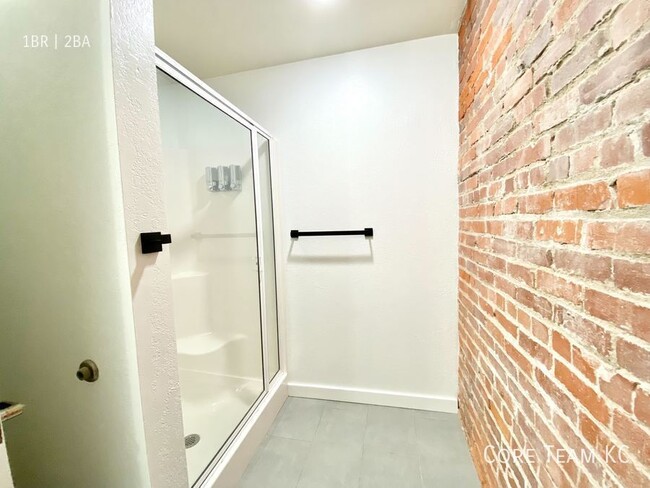 Building Photo - Renovated 1 Bed + Bonus Room in Downtown!