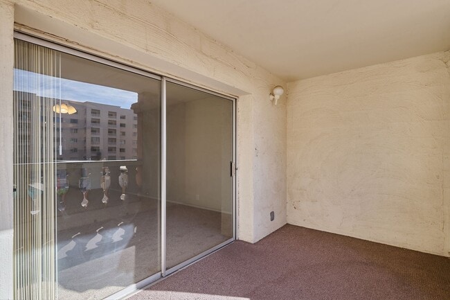 Building Photo - E Camelback