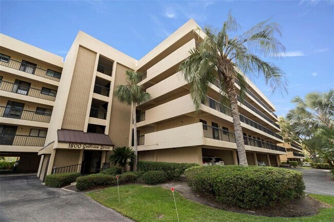 Building Photo - 1817 Golf View Dr