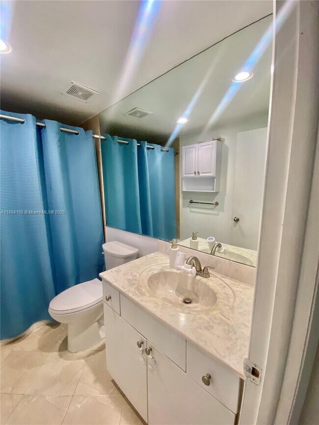 Building Photo - 10350 W Bay Harbor Dr