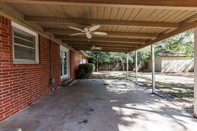 Building Photo - Cute House Convenient to Campus, Shopping,...