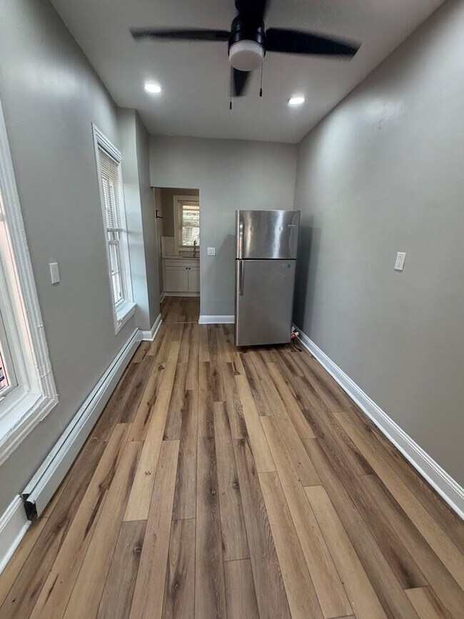 Building Photo - 3 Bedroom House