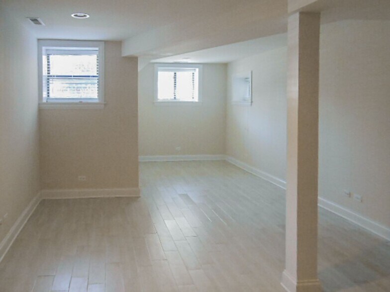 Building Photo - 3715 N Wilton Ave