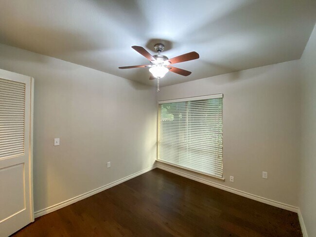 Building Photo - Adorable house on Large LOT 3 Bedroom 2 ba...