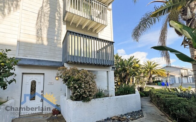 Building Photo - 2 bedroom 1/5 bath in the Village and walk...