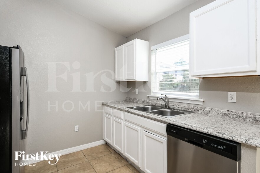 Building Photo - 620 Robin Ln