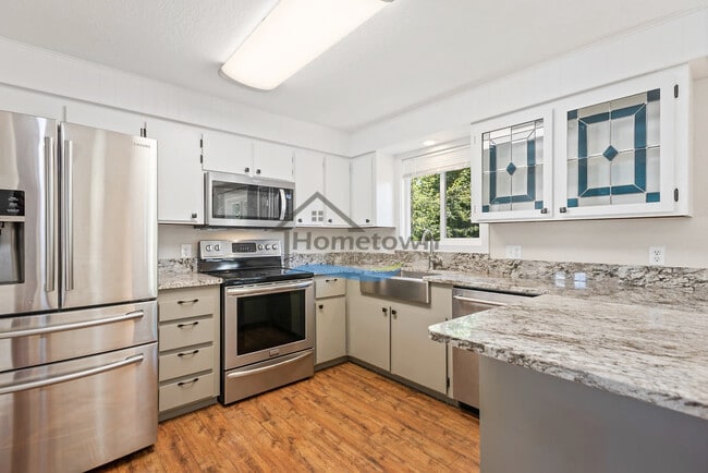 Building Photo - 3 Bedroom 2 Bath home with unique charm right off of 15th in Coeur d'Alene!