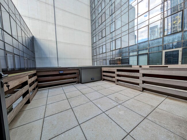 Building Photo - 3 Ct Square W