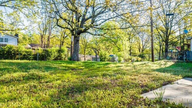 Building Photo - Charming Single-Level Brick Home with Large Yard & Patio in Little Rock