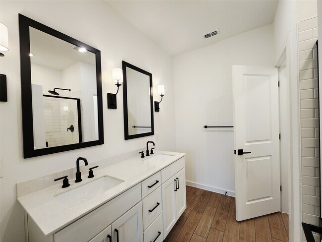 Building Photo - 8430 Bay Rdg Cir