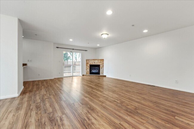 Building Photo - 3136 Lake Dr