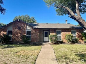 Building Photo - 300 Willow Springs Dr