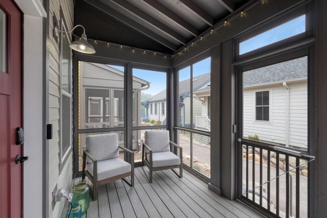 Building Photo - 100 Great Loop E Dr