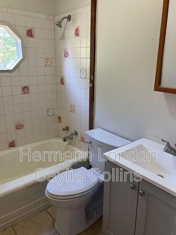 Building Photo - 815 Walters Dr