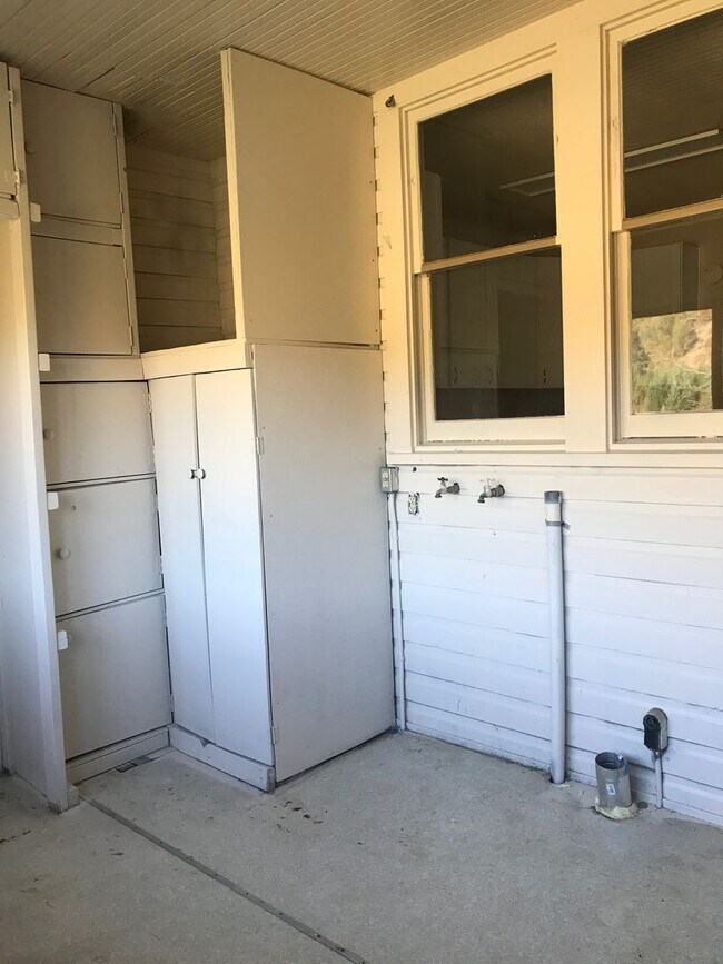 Building Photo - Country Living