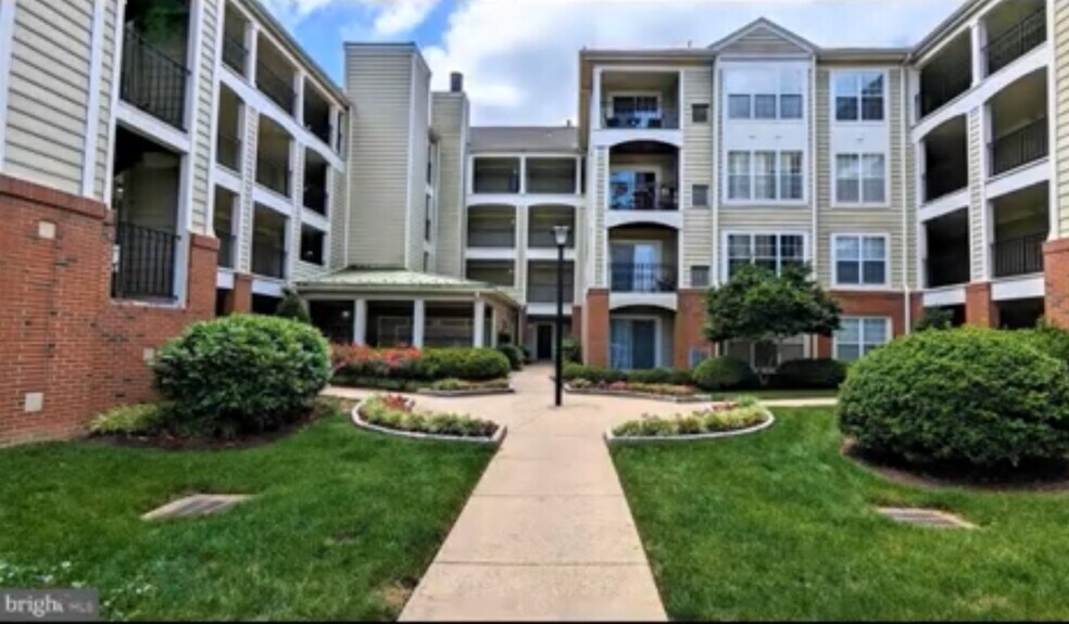 Condo Building - 1100 Quaker Hill Dr