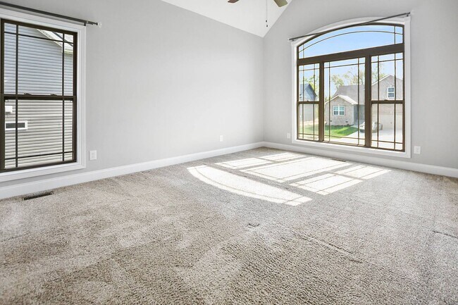 Building Photo - Pet Friendly Three Bedroom with Bonus!