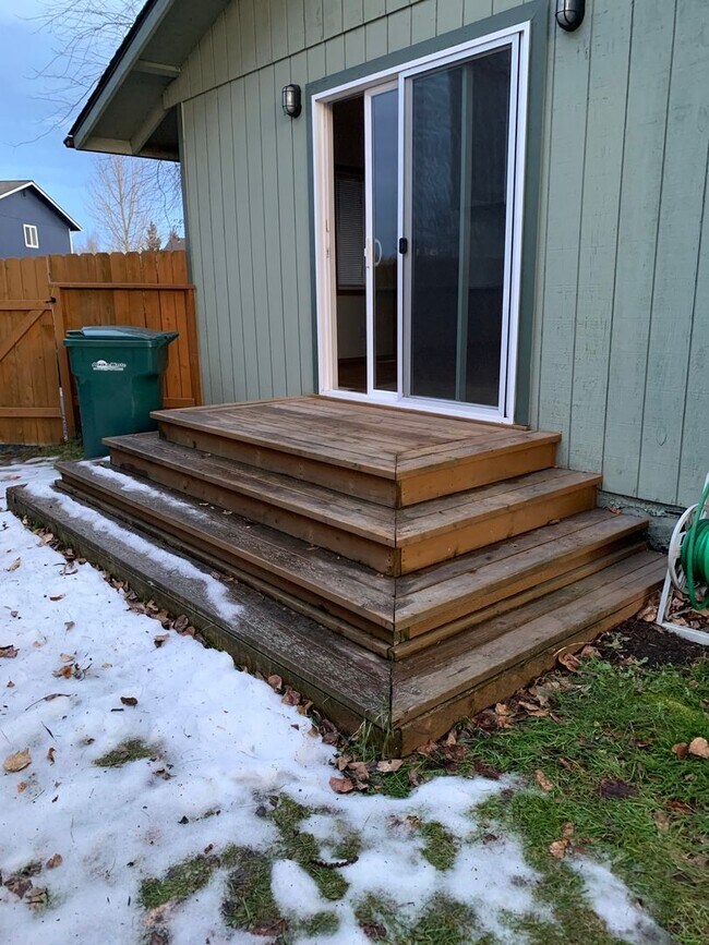 Building Photo - AVAILABLE NOW!! West side - 2 Bdrm, 1 Bath