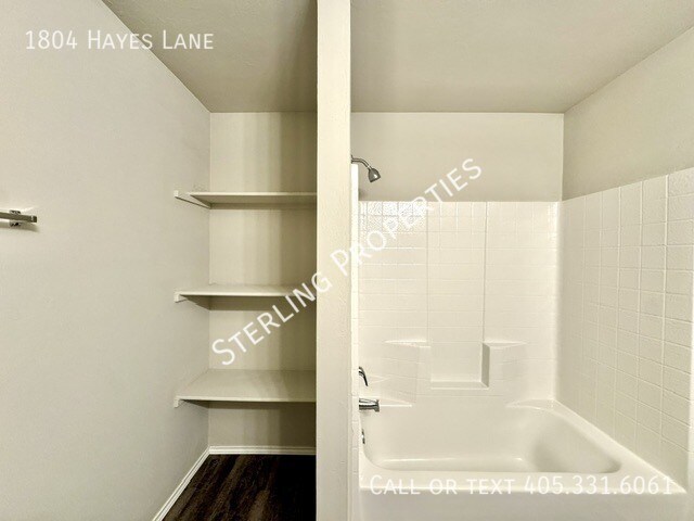 Building Photo - 1804 Hayes Ln