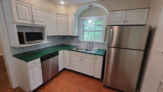Building Photo - 3 Bedroom Close to Seneca Park