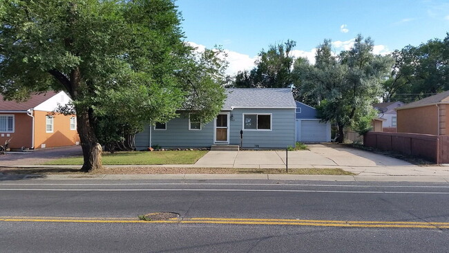 Building Photo - 503 E Cheyenne Rd