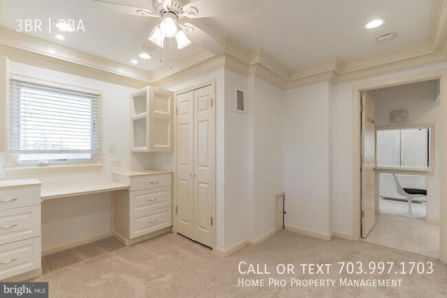 Building Photo - Arlington dulpex, top unit w/bacony overlo...