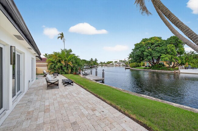 Building Photo - 1981 Coral Gardens Dr