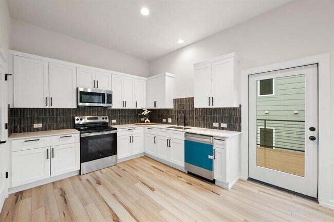 Building Photo - 2309 Montopolis Dr