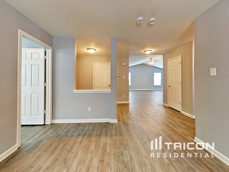 Building Photo - 3367 Pikes Peak Dr