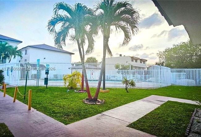 Building Photo - 900 SW 104th Ct
