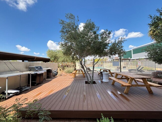 Building Photo - Stunning 2-Bed, 2-Bath High-Rise Residence...