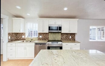 Building Photo - 2115 Villa Dr