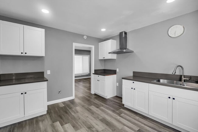 Building Photo - 1119 N Mayfield Ave