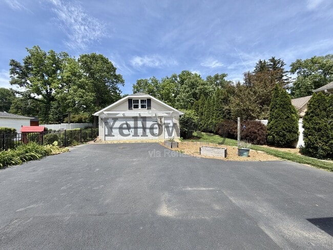 Building Photo - 376 Hill Ave