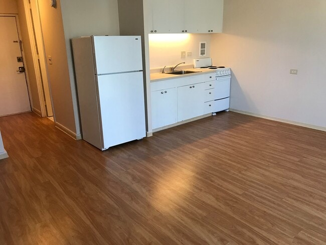 Building Photo - Holiday Manor studio, secured building, laminate wood flooring!