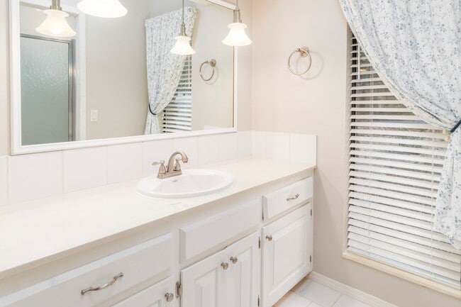 Building Photo - 2 Bedroom, 2 Bath Home on a wooded lot in ...