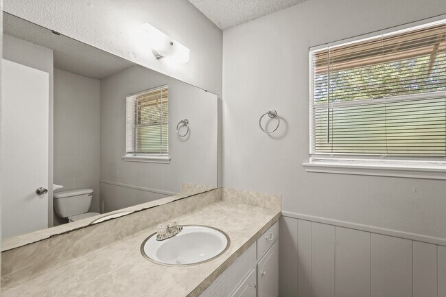 Building Photo - 1802 Mosher Ln