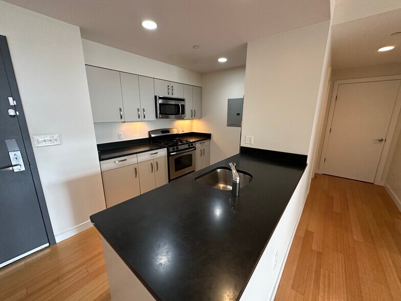 Building Photo - 599 Albany St