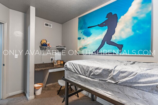 Building Photo - 892 E 700 N