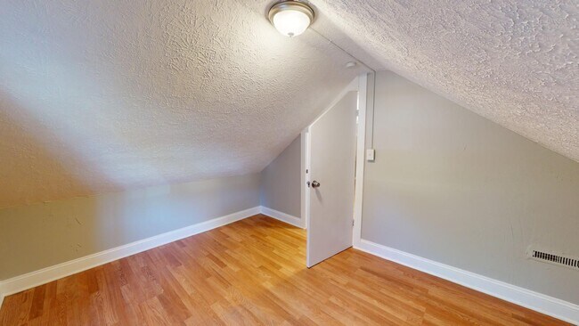 Building Photo - Clark / Fulton - 3 Bedrooms - 1 Bath - Sin...