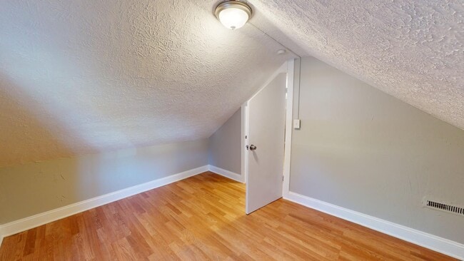 Building Photo - Clark/W.44 area: updated 3 bedroom/1 bath single family house.