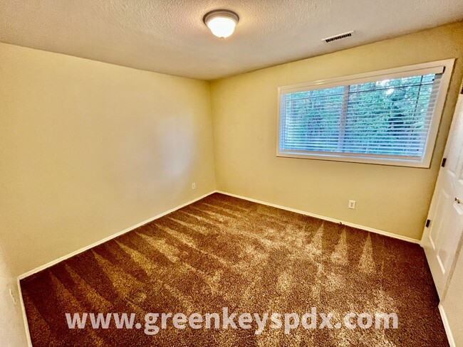 Building Photo - 3-bedroom 2-bath Townhouse Near McMenamins...