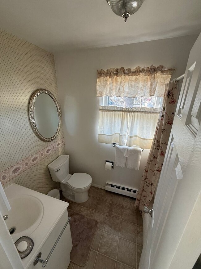 Building Photo - Charming Cottage in Newportville