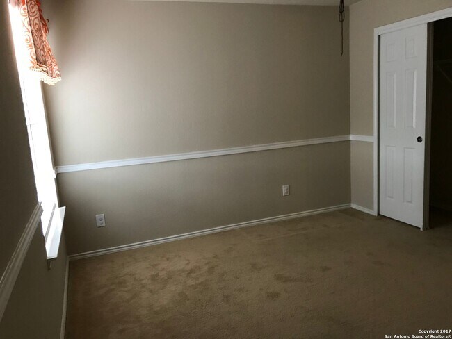 Building Photo - Large 4 bedroom / 2.5 bathroom home in Alamo Ranch
