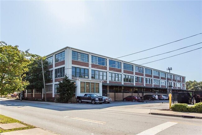 Building Photo - 881 Memorial Dr SE