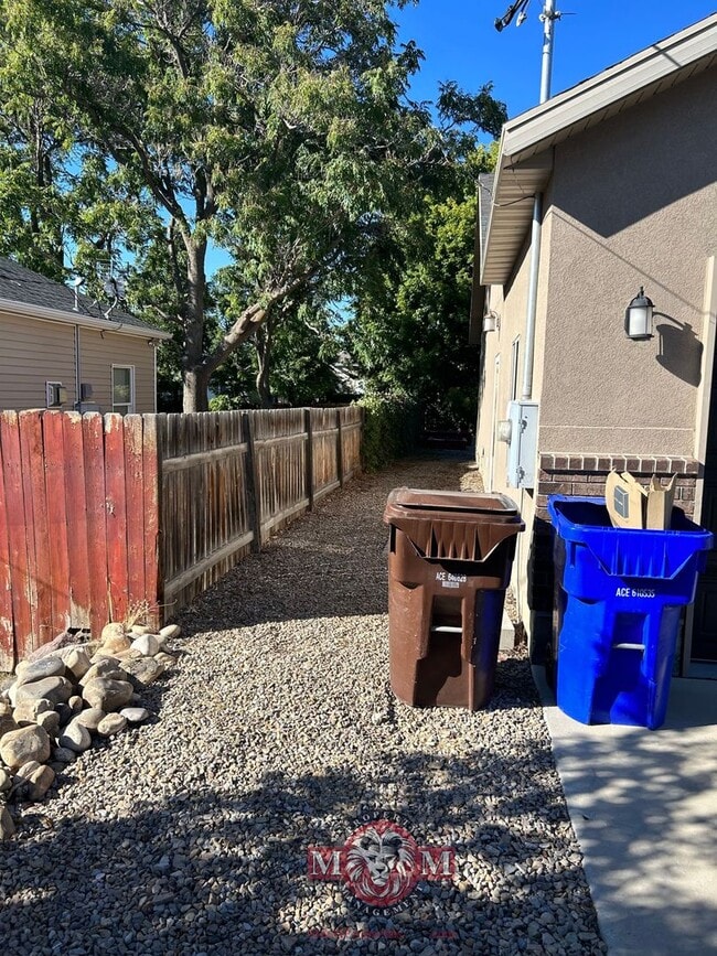 Building Photo - Remodeled 5 Bd Home in Midvale
