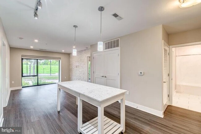Building Photo - 145 Riverhaven Dr