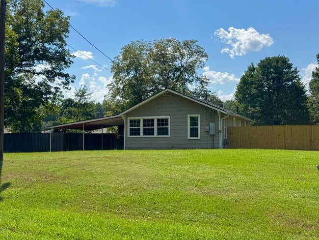 Building Photo - 6201 N Park Rd