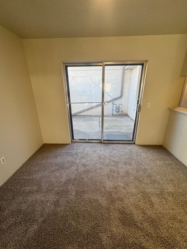 Building Photo - 2 Bedroom Townhome with Pool and Fitness Center/Centrally Located!!