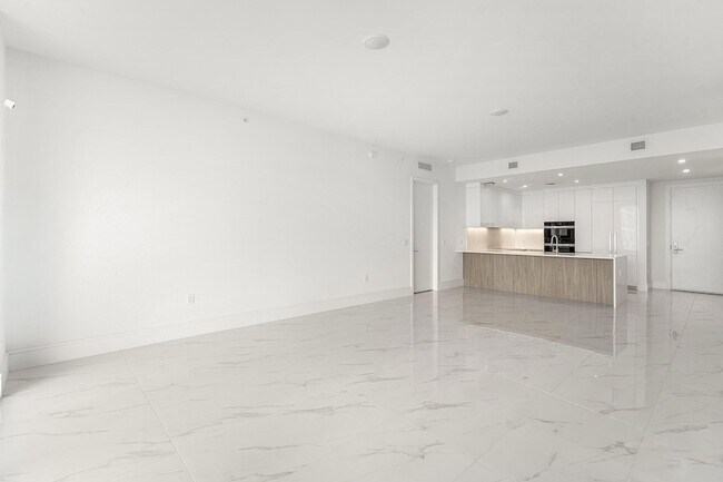 Building Photo - 220 Lake Shore Dr